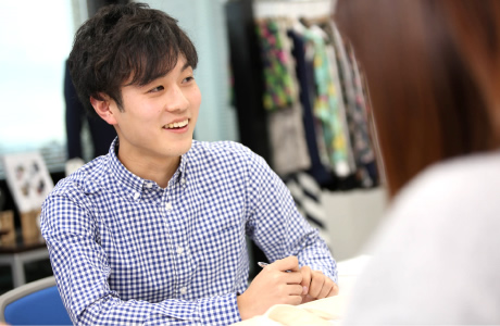 メンズカジュアル部　寺平さんは、就活生にもっとも近い1年目。就活でもデイリーでも使いやすいショルダーにこだわった。