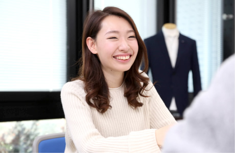 婦人ナイティ部　辻さんも1年目。自身の就活時には、面接時に先輩社員と話した時に感じた明るく前向きな雰囲気に入社への思いが固まったそう。