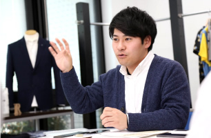 2年目の紳士ナイティ部の浅野さん。長崎県にある自社工場とのやり取りを任せられるなど、すでに充実した仕事ぶりが印象的。